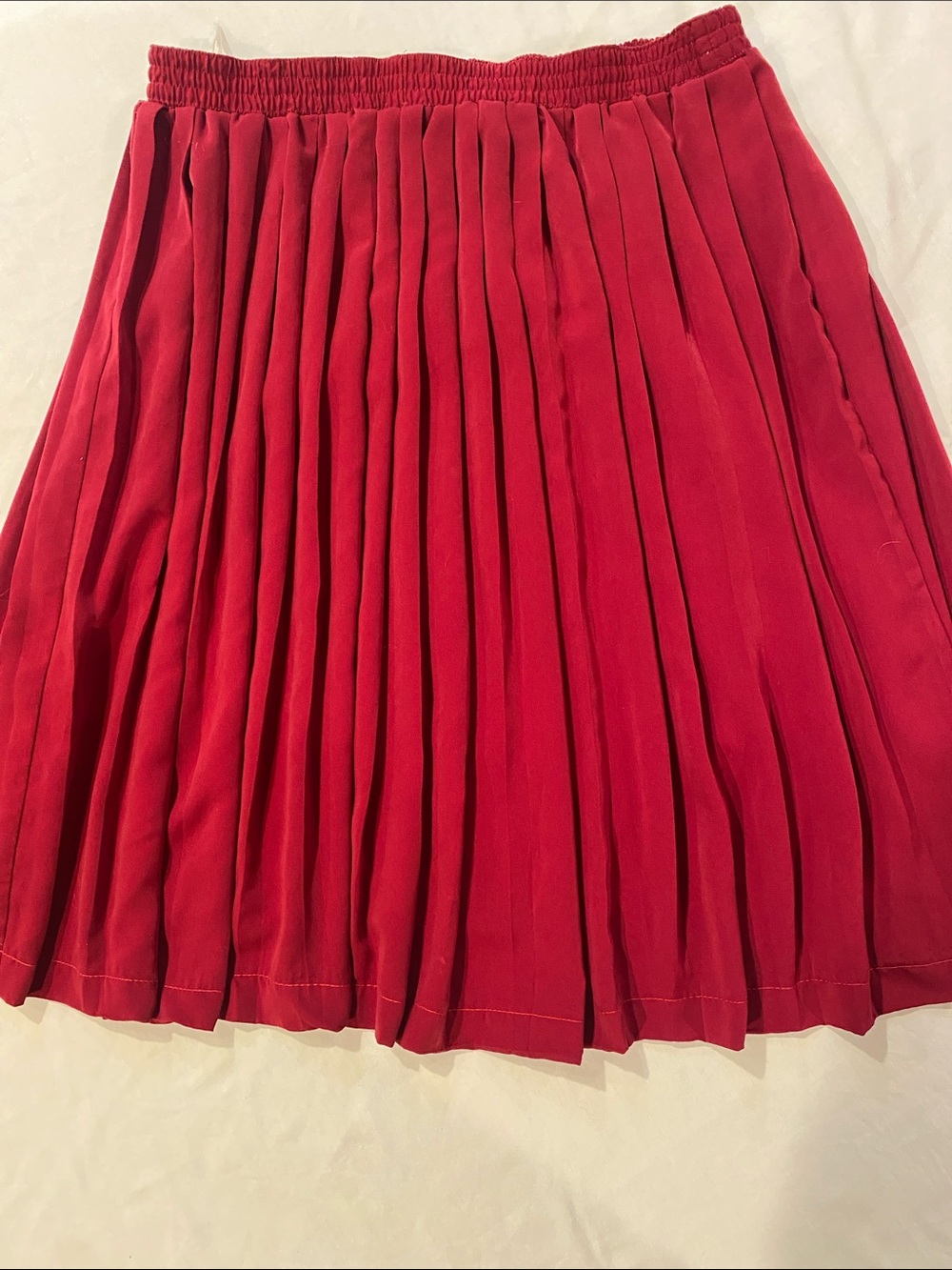 Alfred Dunner Women’s light-weight Pleated Red Skirt. 14